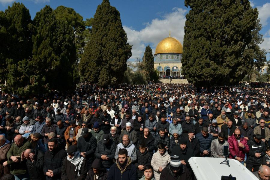 100 الف مصلِ ادوا صلاة الجمعة الثانية من شهر رمضان المبارك في المسجد الاقصى المبارك